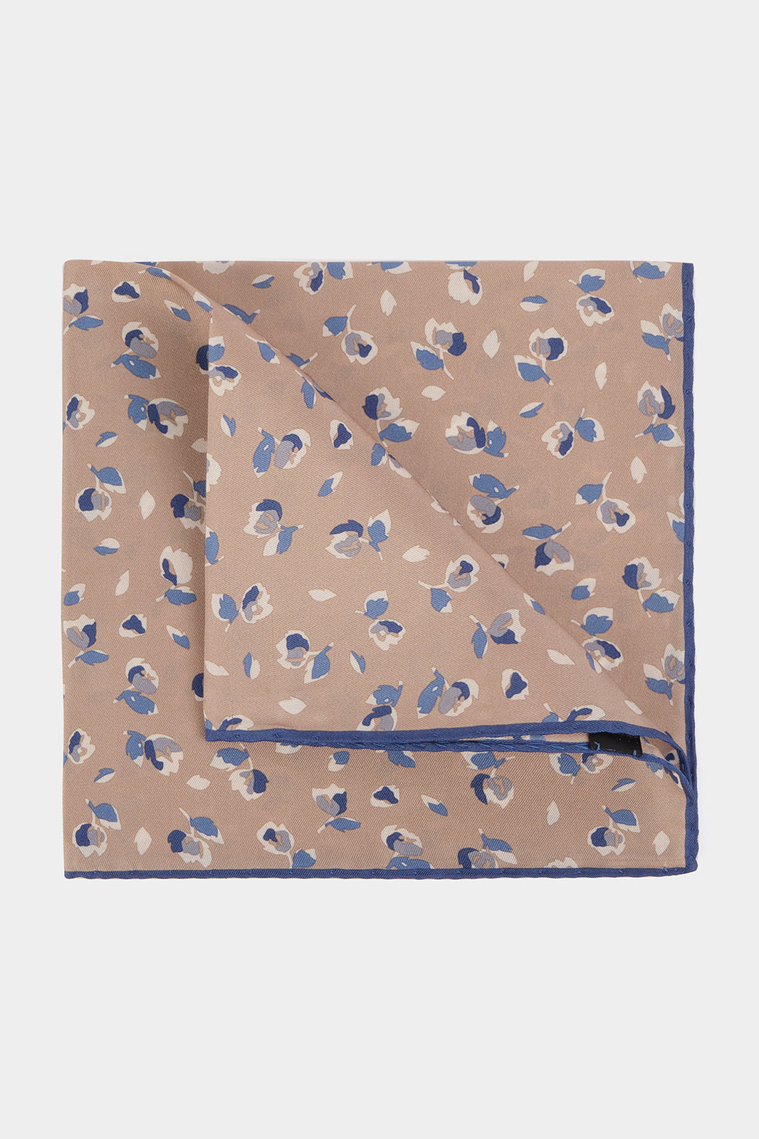 Il y a les puristes qui ne peuvent porter un costume sans pochette, et il y a ceux qui attendent les grandes occasions. Dans tous les cas, la pochette est l'accessoire masculin numéro par définition.
Idéale pour un look raffiné et intemporel !