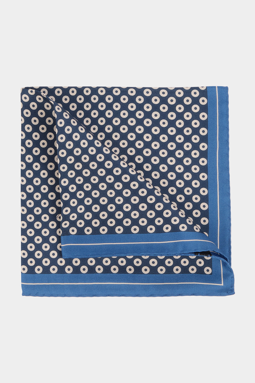 Il y a les puristes qui ne peuvent porter un costume sans pochette, et il y a ceux qui attendent les grandes occasions. Dans tous les cas, la pochette est l'accessoire masculin numéro par définition.