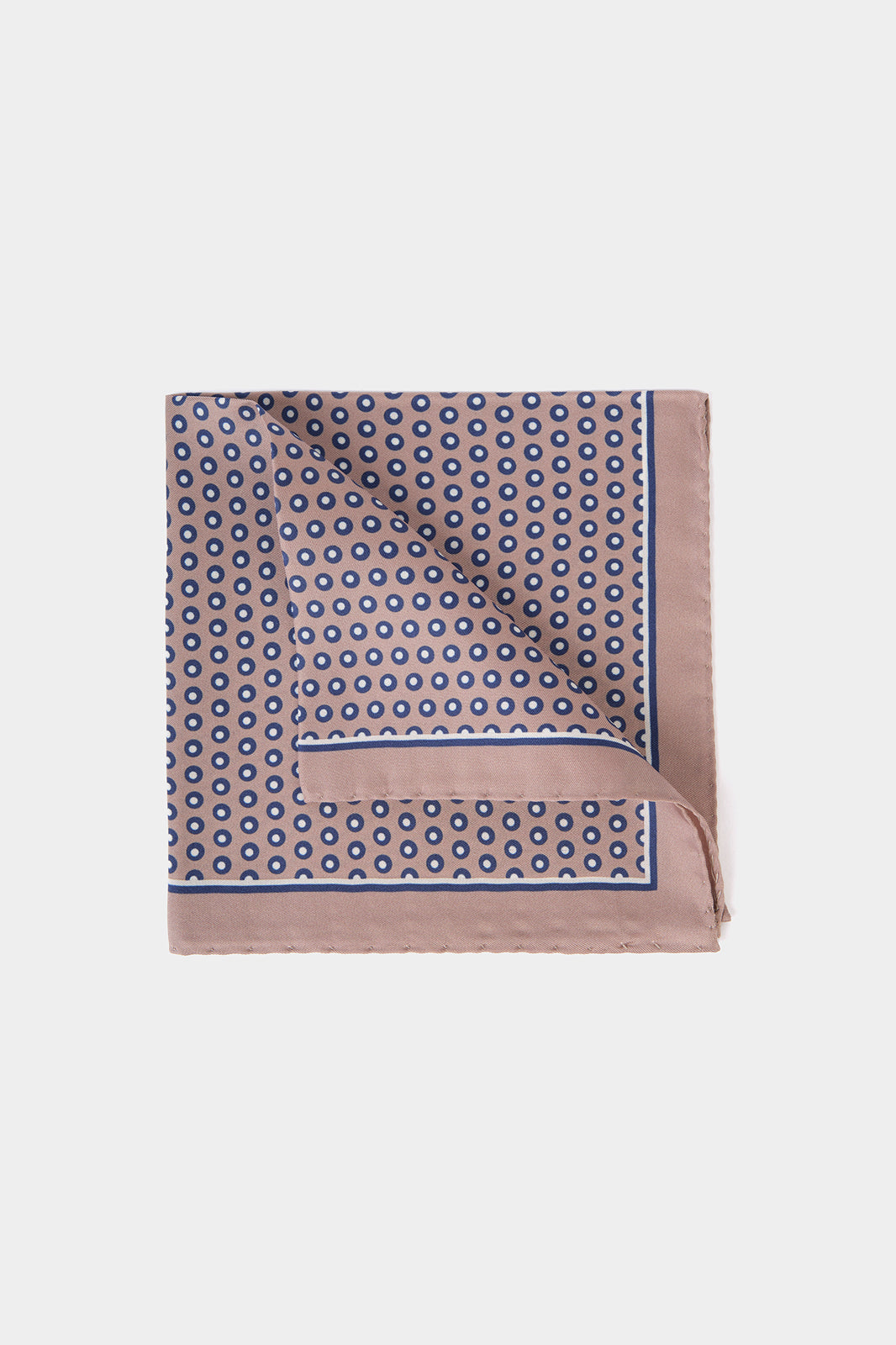 Vue sur fond blanc d'une Pochette en 100% soie à fond beige à motif cercles bleus et blancs