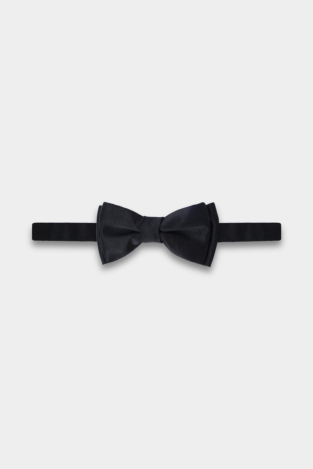 L’alliance parfaite de l'élégance et du raffinement. Ce nœud papillon en soie naturelle, fait main, est l'accessoire indispensable pour les moments d'exception.