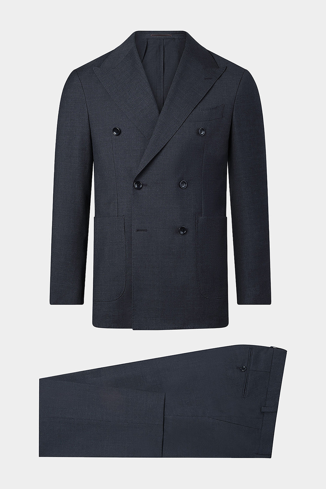 Ce costume croisé en laine est l'incarnation de l'élégance intemporelle. Les revers flèches et les détails soignés, comme les poches plaquées et la poche poitrine passepoilée, ajoutent une dimension classique et chic.