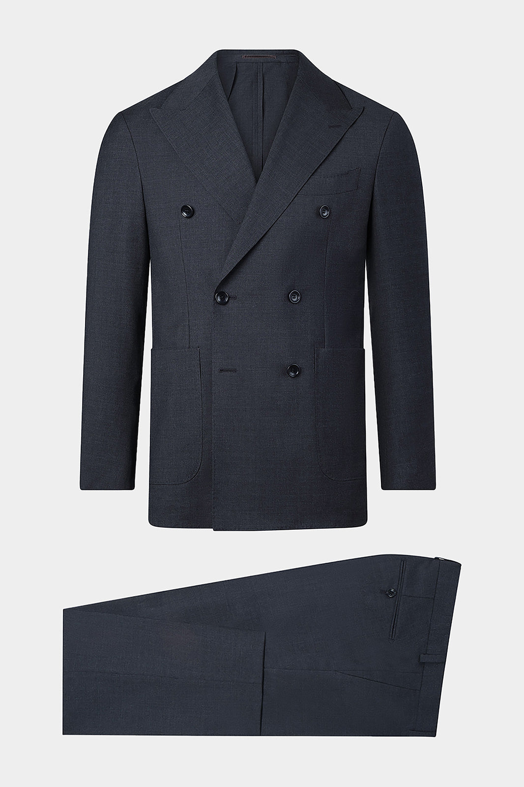 Ce costume croisé en laine est l'incarnation de l'élégance intemporelle. Les revers flèches et les détails soignés, comme les poches plaquées et la poche poitrine passepoilée, ajoutent une dimension classique et chic.