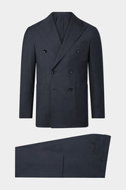 Ce costume croisé en laine est l'incarnation de l'élégance intemporelle. Les revers flèches et les détails soignés, comme les poches plaquées et la poche poitrine passepoilée, ajoutent une dimension classique et chic.