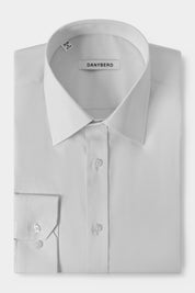 Confectionnée dans un coton haut de gamme, sa légèreté et sa souplesse en font une chemise d'un confort inégalé. Dotée d'un grand col plongeant et de poignets boutonnés, elle ajoute une touche d'élégance à votre tenue quotidienne.