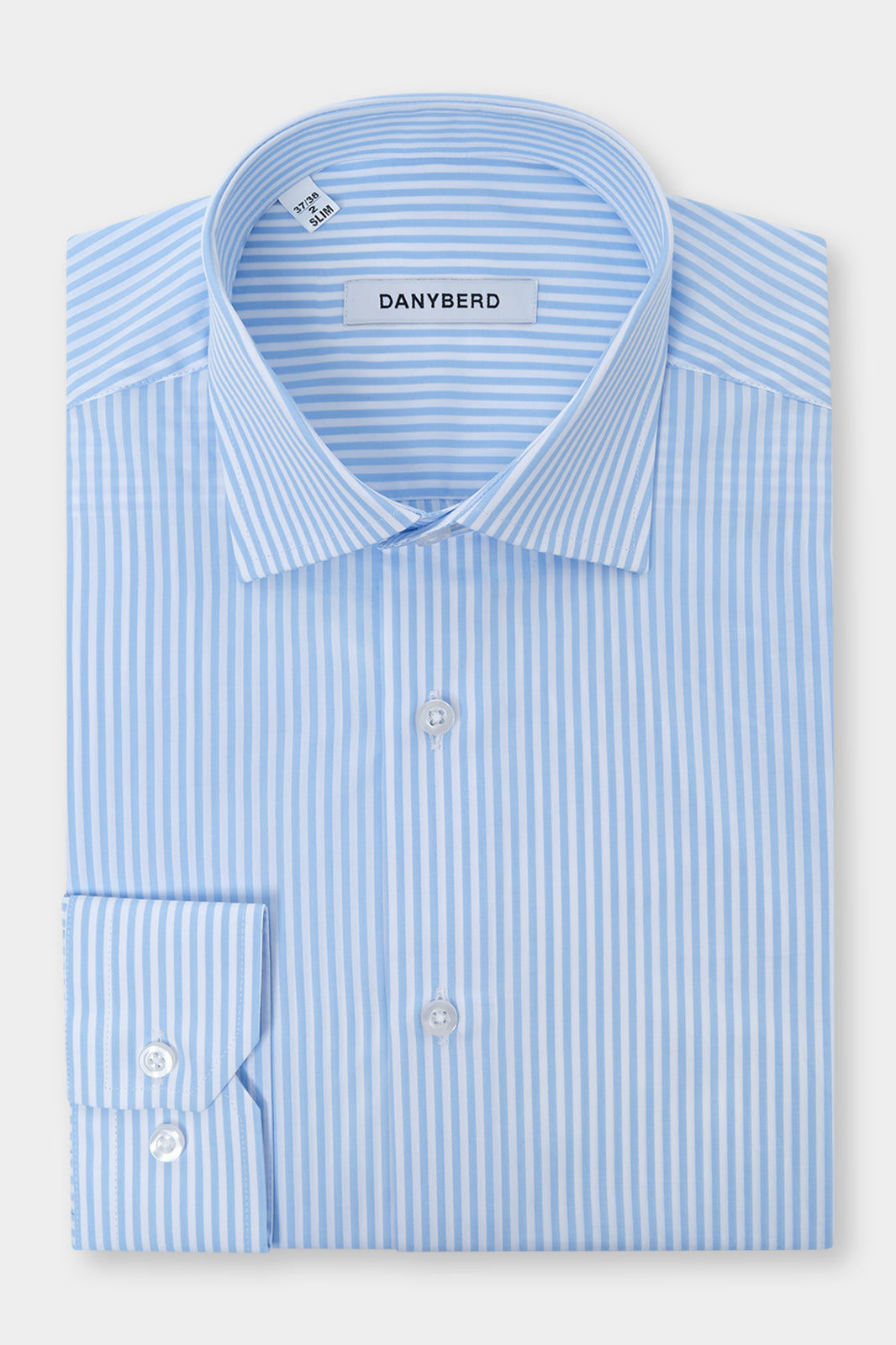 Le tissé carreaux est un motif classique et intemporel qui ajoute une touche de sophistication à n'importe quelle tenue. La discrétion du motif donne l'effet d'un faux uni et permettent ainsi de mixer cette imprimé avec tous les styles de costumes ou de cravates. Il peut être porté aussi bien au bureau que lors d'occasions plus décontractées. La chemise est conçue avec une coupe moderne qui flatte la silhouette, offrant un équilibre parfait entre confort et style. Elle peut être facilement associée à des p