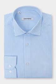 Le tissé carreaux est un motif classique et intemporel qui ajoute une touche de sophistication à n'importe quelle tenue. La discrétion du motif donne l'effet d'un faux uni et permettent ainsi de mixer cette imprimé avec tous les styles de costumes ou de cravates. Il peut être porté aussi bien au bureau que lors d'occasions plus décontractées. La chemise est conçue avec une coupe moderne qui flatte la silhouette, offrant un équilibre parfait entre confort et style. Elle peut être facilement associée à des p