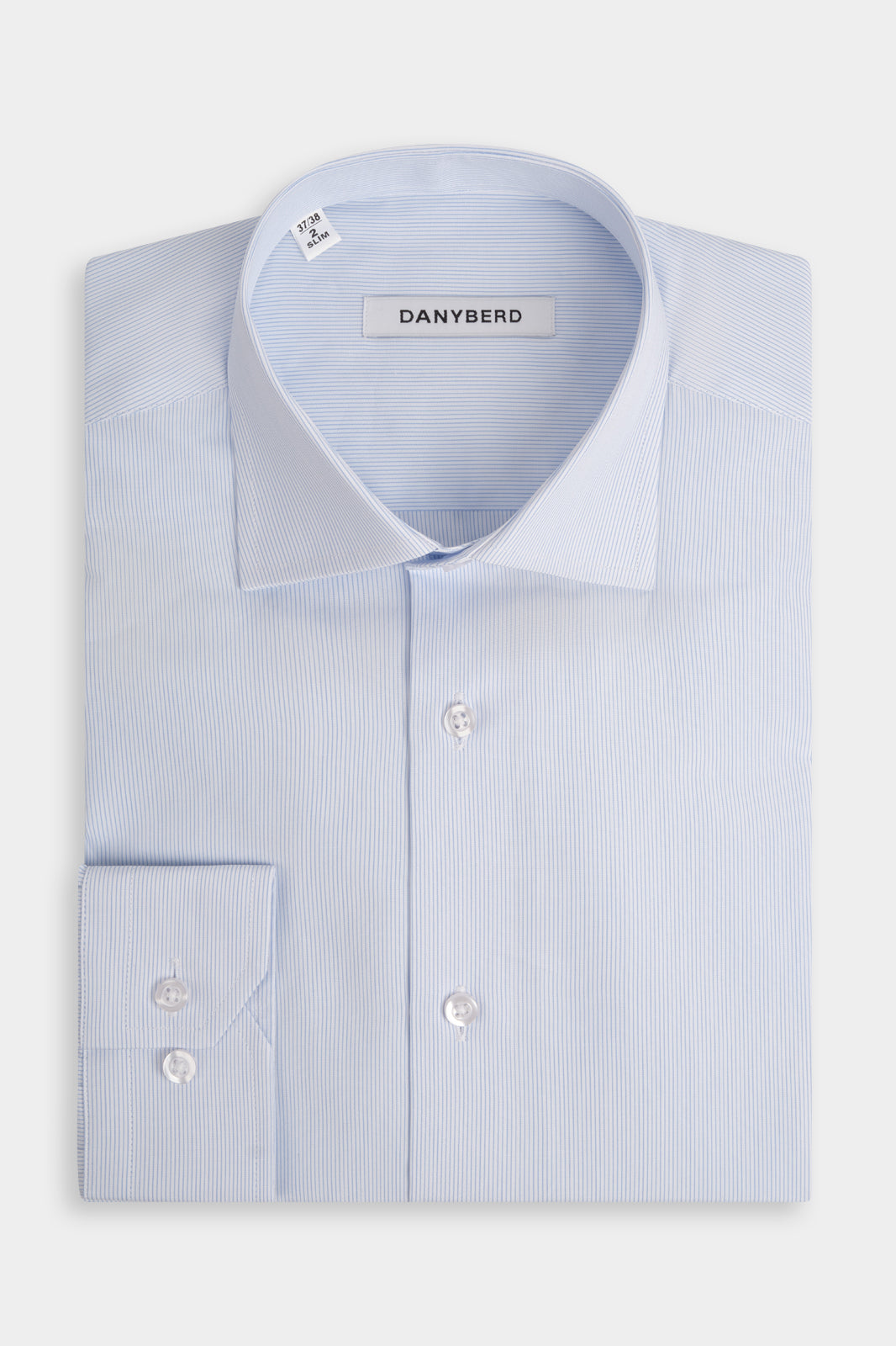 Vue sur fond blanc d'une chemise col francais en 100% coton à rayure blanc et bleu ciel