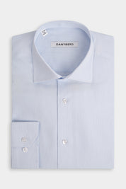 Vue sur fond blanc d'une chemise col francais en 100% coton à rayure blanc et bleu ciel