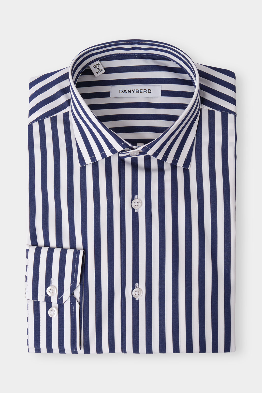 Vue sur fond blanc d'une chemise col français blanche à rayures Marine larges en 100% coton.