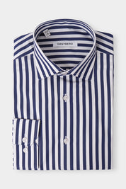 Vue sur fond blanc d'une chemise col français blanche à rayures Marine larges en 100% coton.