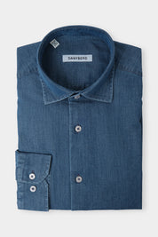 Vue sur fond blanc d'une chemise confort col français jeans.