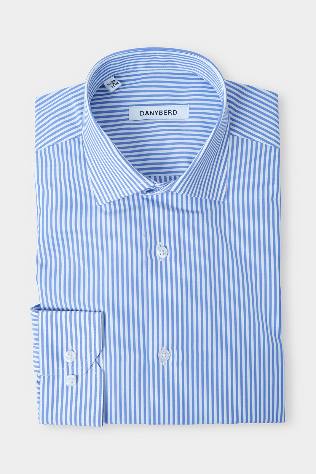 Ressentez le confort absolu avec notre chemise en 100% coton en col français et poignets boutonnés.