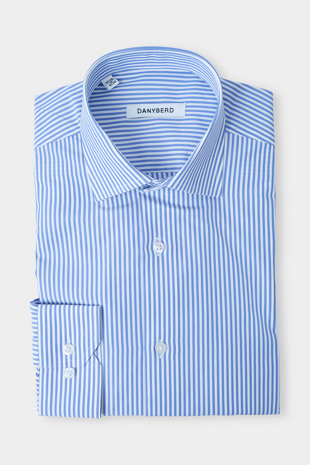 Ressentez le confort absolu avec notre chemise en 100% coton en col français et poignets boutonnés.