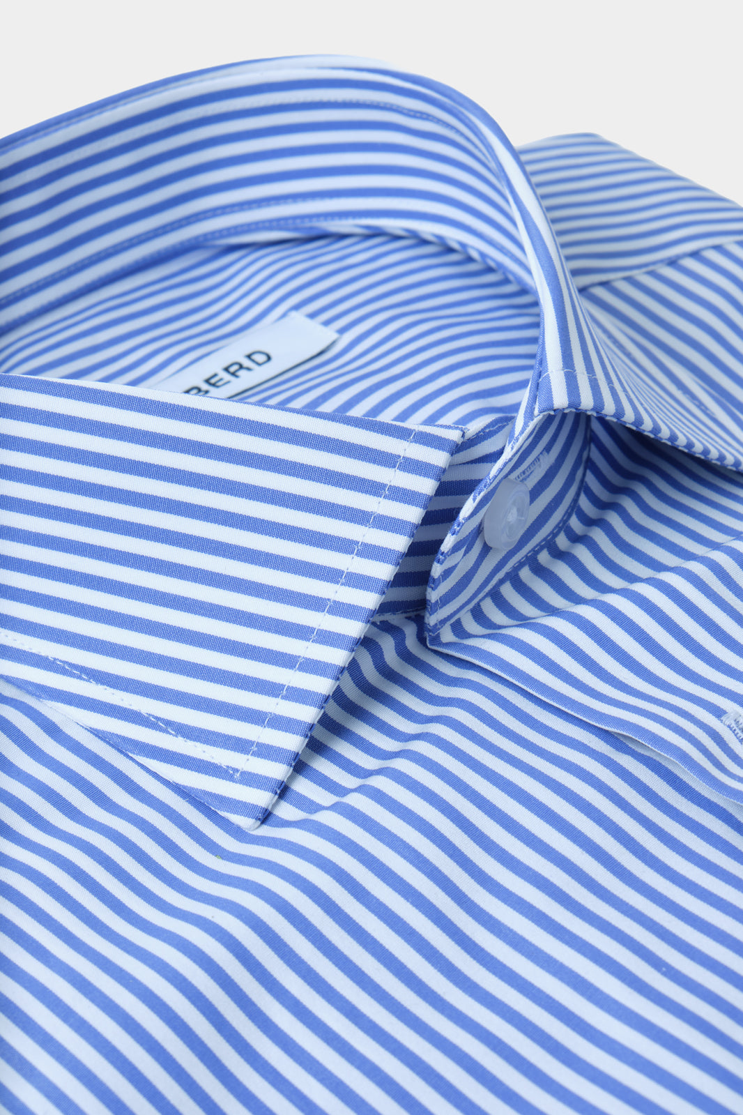 Ressentez le confort absolu avec notre chemise en 100% coton en col français et poignets boutonnés.