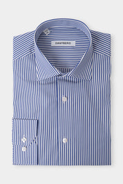 Vue sur fond blanc d'une chemise confort col français Marine à rayures blanches.