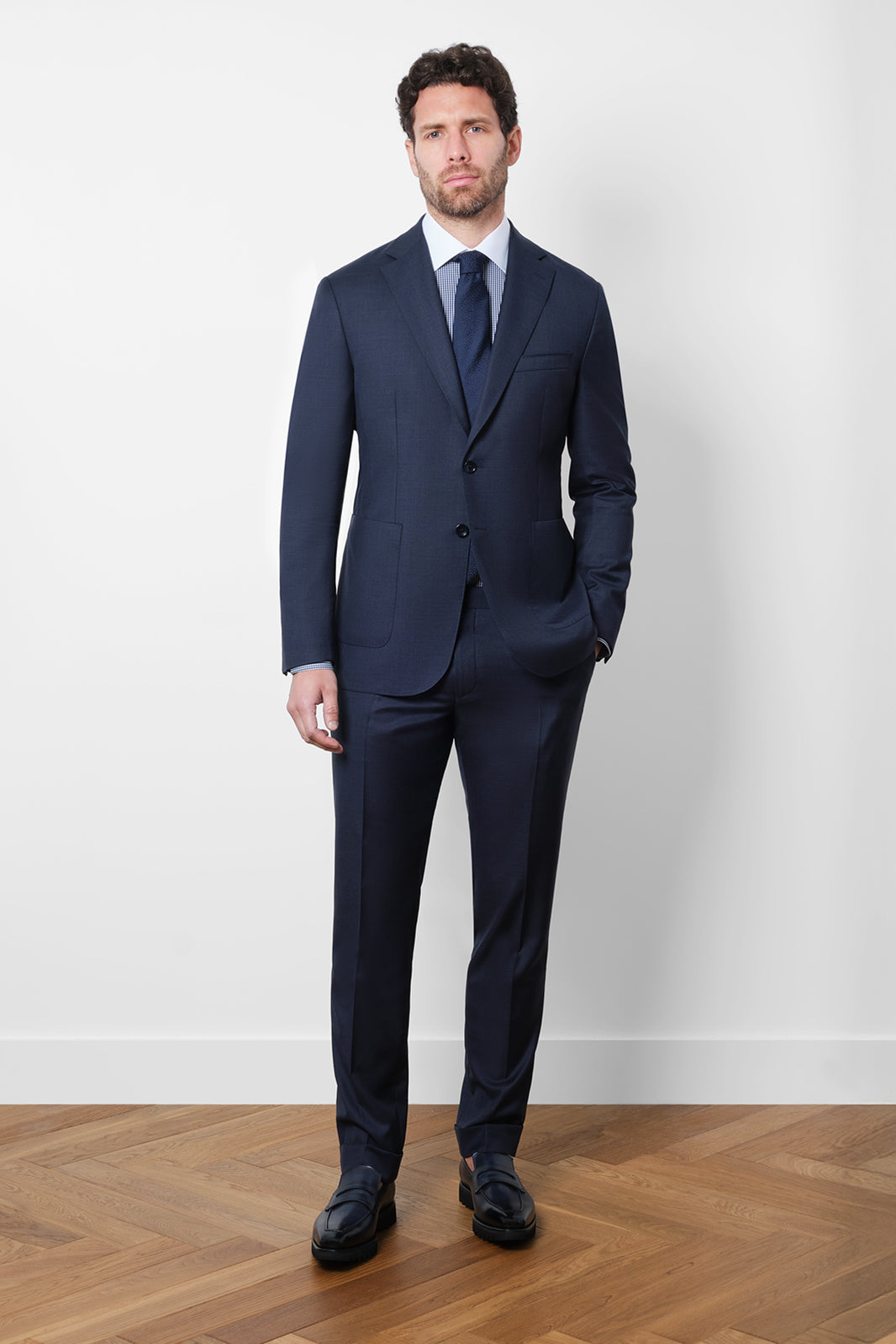 Découvrez notre costume coupé cintrée en 100% laine, composé d'une veste à 2 boutons sans épaulette et non doublée avec les poches plaquées sur le devant, et d'un pantalon à coupe traditionnelle.