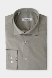 Vue sur fond blanc d'une chemise col français en vert sauge.
