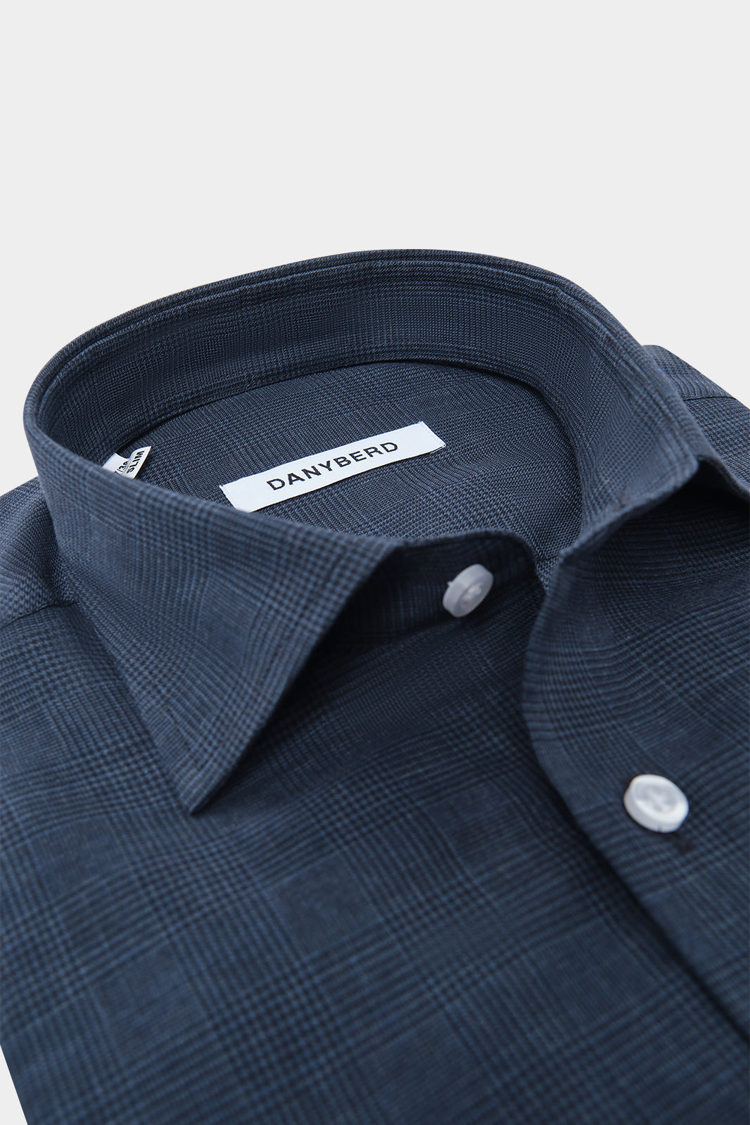 Cette chemise en Prince de Galles est fait d'un motif classique et intemporel qui ajoute une touche de sophistication à n'importe quelle tenue. Elle donne par définition un look italien prononcé.