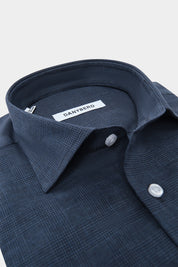 Cette chemise en Prince de Galles est fait d'un motif classique et intemporel qui ajoute une touche de sophistication à n'importe quelle tenue. Elle donne par définition un look italien prononcé.