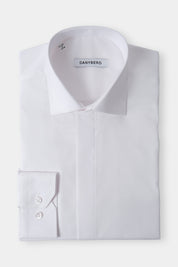 Vue sur fond blanc d'une chemise col français avec les boutons cachés en blanche en coton.