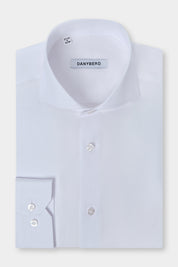 Vue sur fond blanc d'une chemise en 100% coton col itlaien et poignets boutonnés