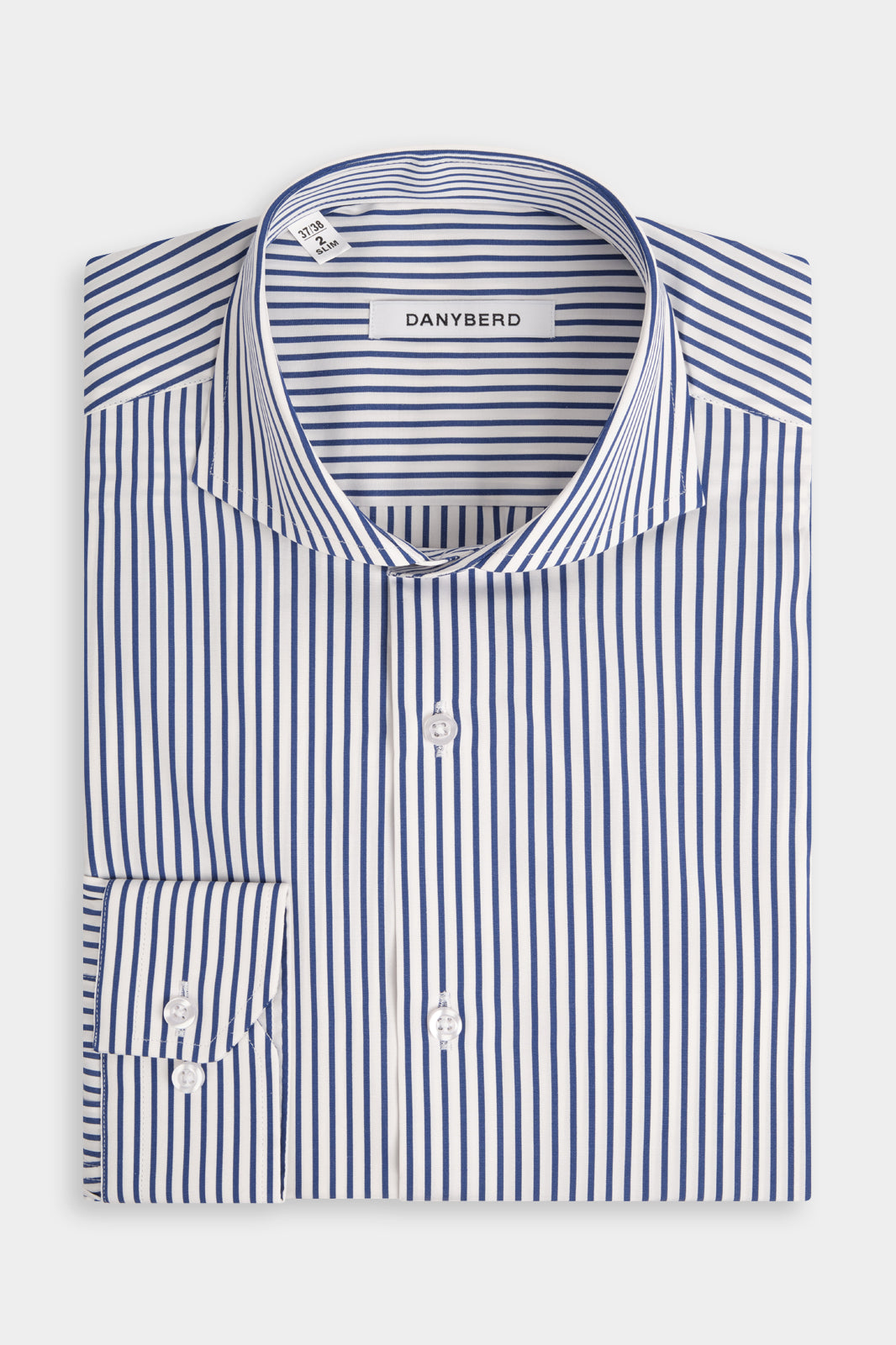 Vue sur fond blanc d'une chemise col italien en 100% coton à rayure blanche et bleu foncé.