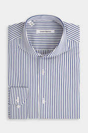 Vue sur fond blanc d'une chemise col italien en 100% coton à rayure blanche et bleu foncé.