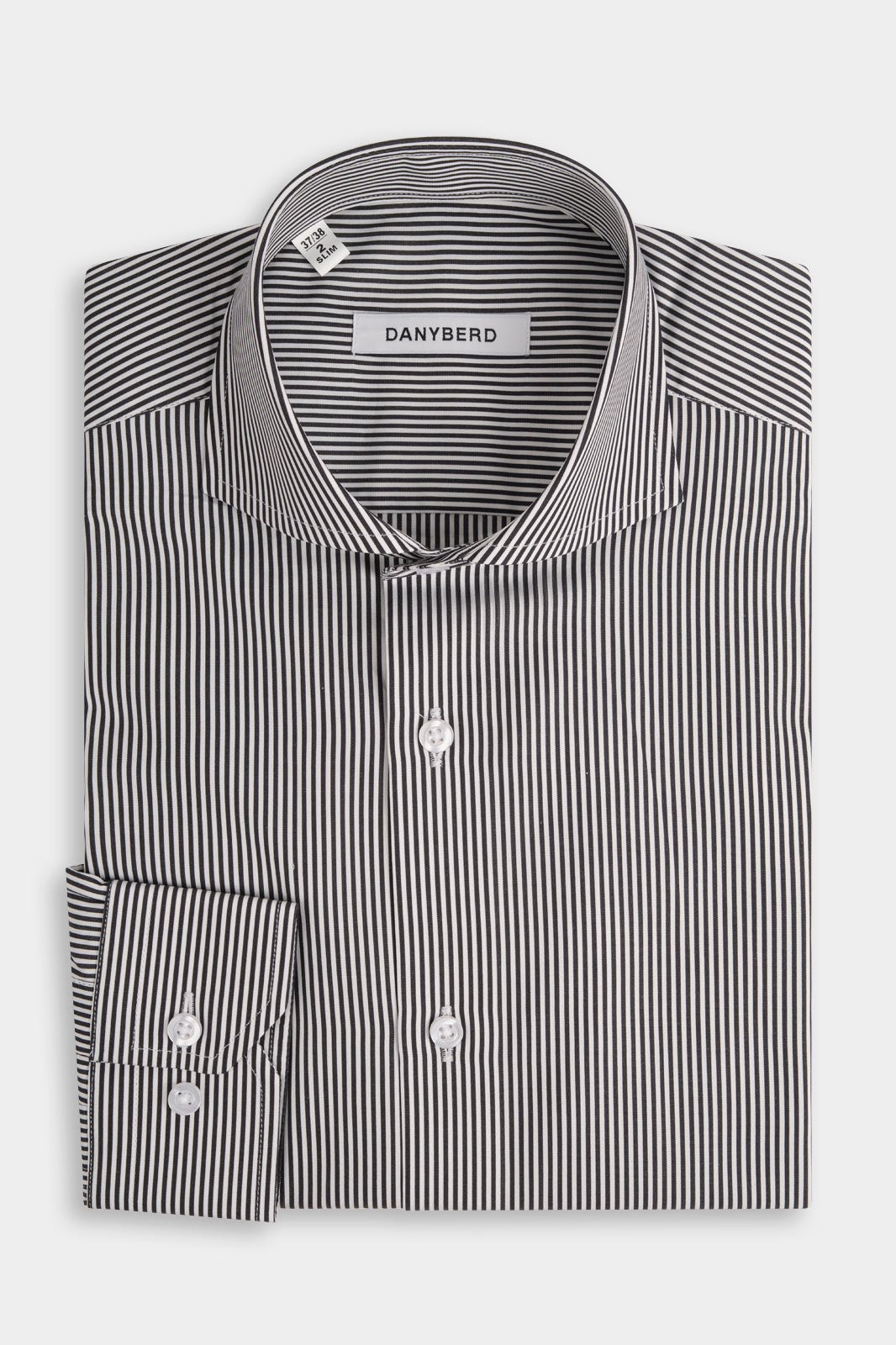 Vue sur fond blanc d'une chemise col italien en 100% coton à rayure blanche et noir.