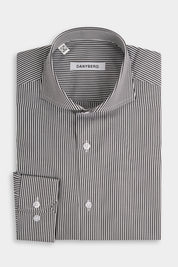 Vue sur fond blanc d'une chemise col italien en 100% coton à rayure blanche et noir.
