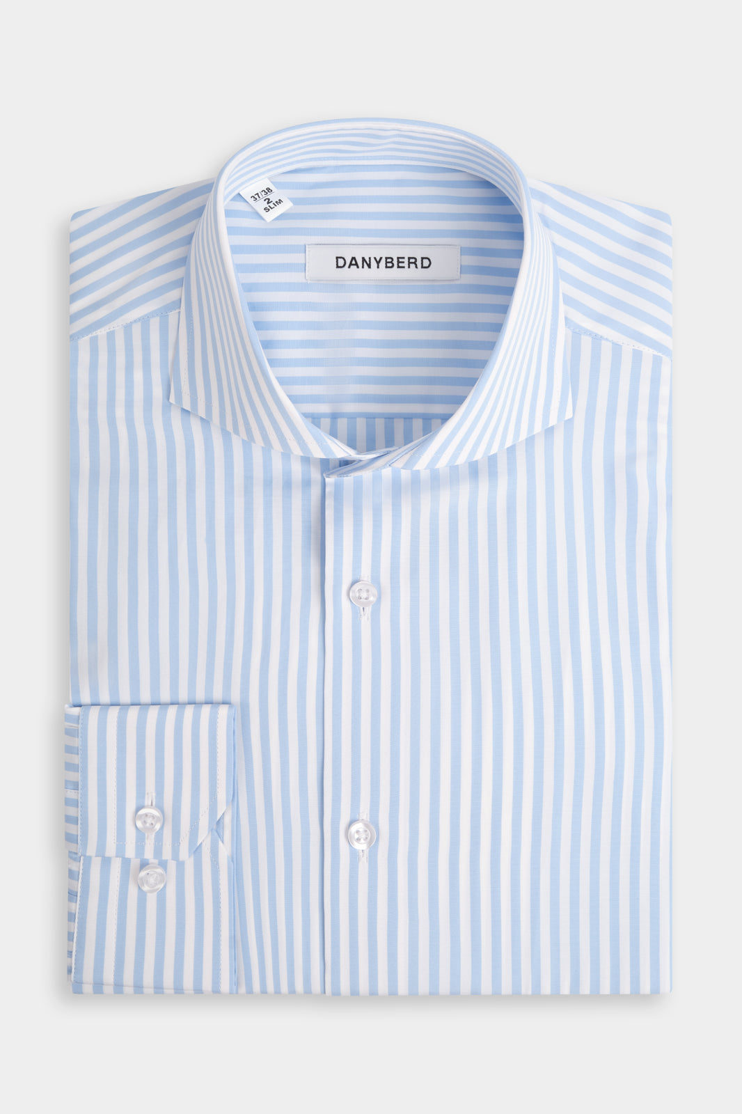 Vue sur fond blanc d'une chemise col italien en 100% coton à ayure blanche et bleu ciel.