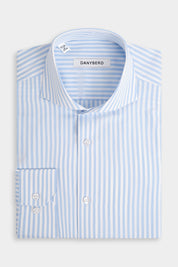 Vue sur fond blanc d'une chemise col italien en 100% coton à ayure blanche et bleu ciel.