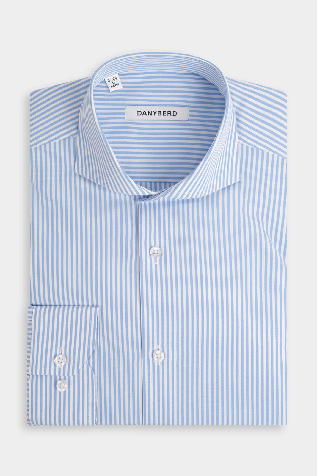 Vue sur fond blanc d'une chemise col italien en 100% coton à rayure blanche et bleu ciel.