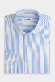 Vue sur fond blanc d'une chemise col italien en 100% coton à rayure blanche et bleu ciel.