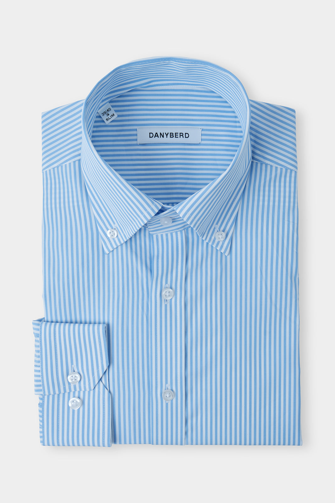 Ressentez le confort absolu avec notre chemise en 100% coton avec le grand col boutonné et poignets boutonnés.