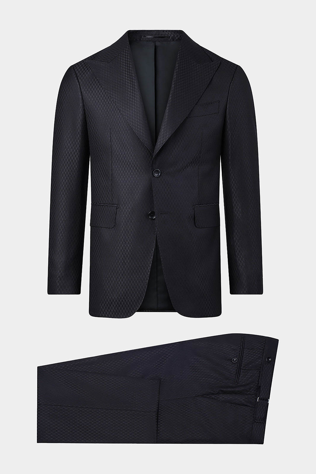 Ce costume croisé en laine est l'incarnation de l'élégance intemporelle. Les revers flèches et les détails soignés, comme les poches plaquées et la poche poitrine passepoilée, ajoutent une dimension classique et chic.