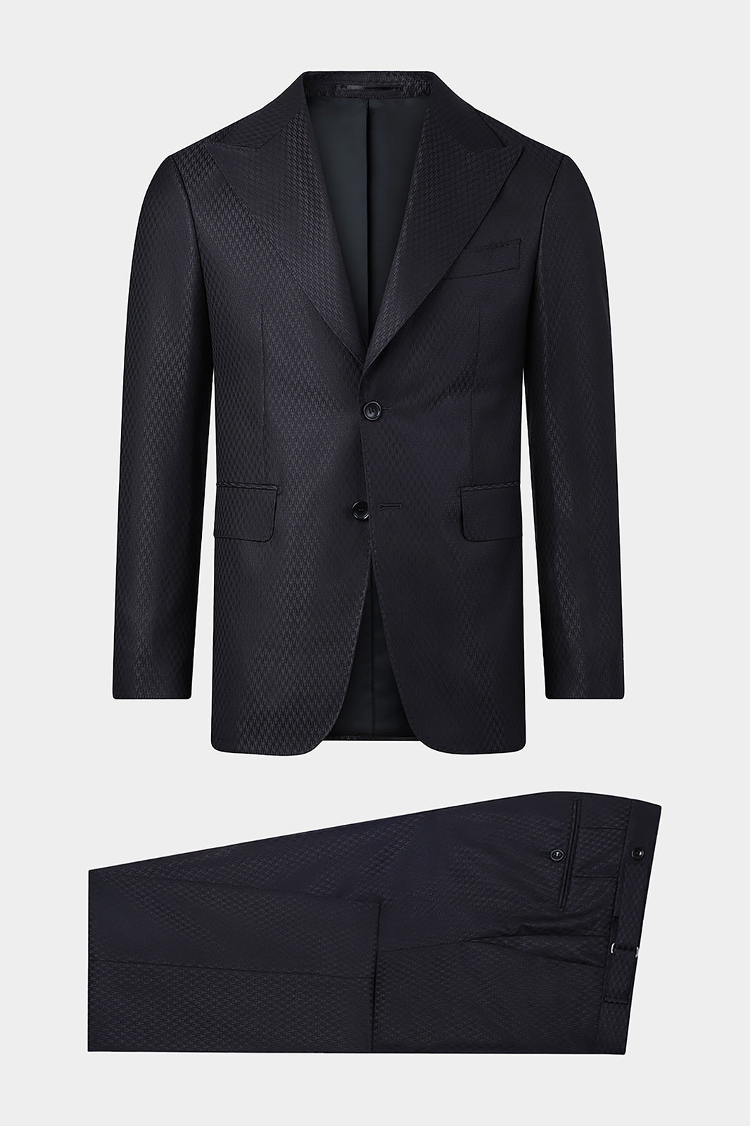 Ce costume croisé en laine est l'incarnation de l'élégance intemporelle. Les revers flèches et les détails soignés, comme les poches plaquées et la poche poitrine passepoilée, ajoutent une dimension classique et chic.