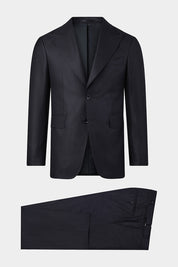 Ce costume croisé en laine est l'incarnation de l'élégance intemporelle. Les revers flèches et les détails soignés, comme les poches plaquées et la poche poitrine passepoilée, ajoutent une dimension classique et chic.