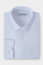 Cette chemise blanche en coton et élasthanne en coupe cintrée vous procurera un look élégant.