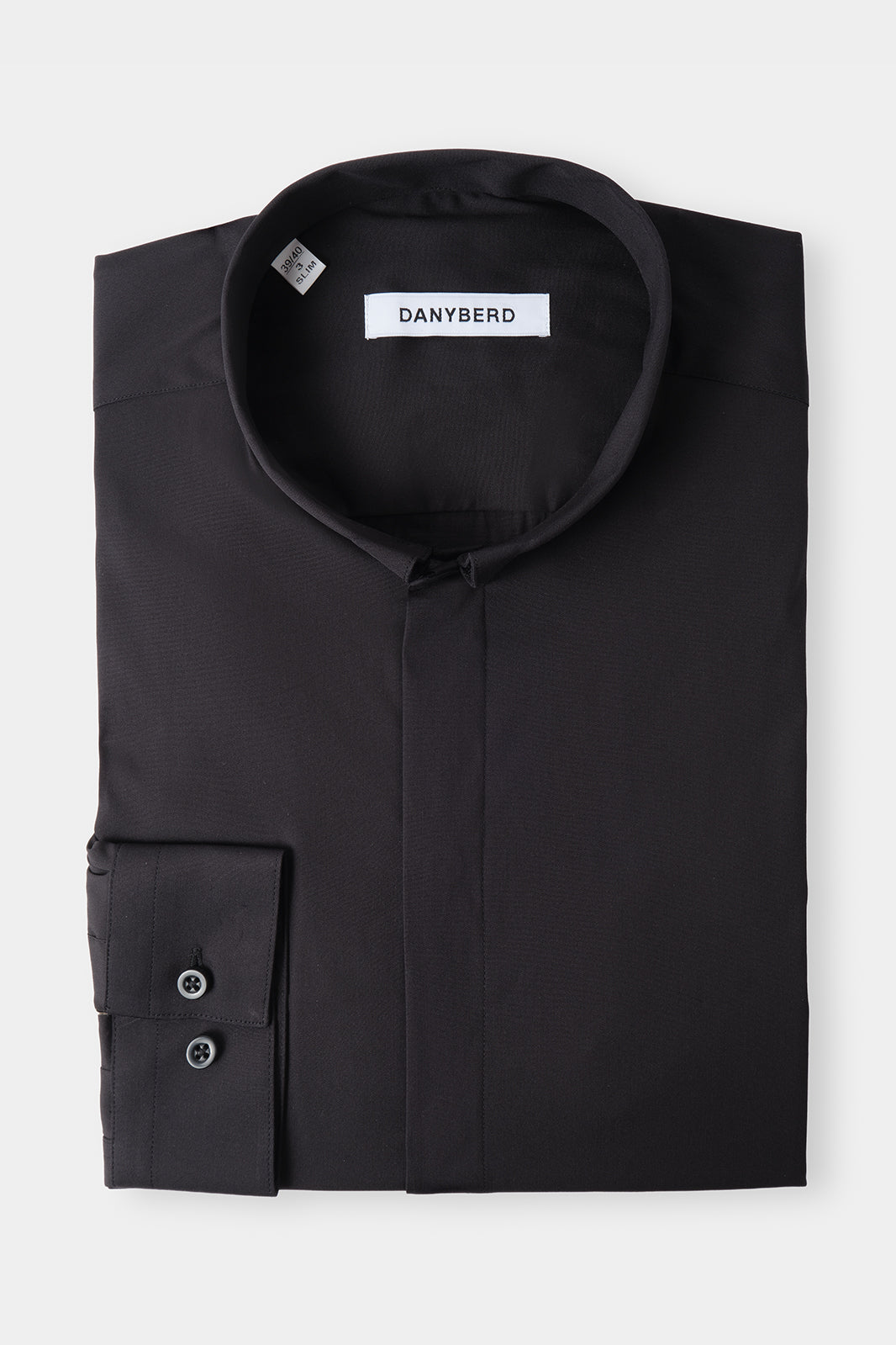 Vue sur fond blanc d'une chemise col inversé en noir