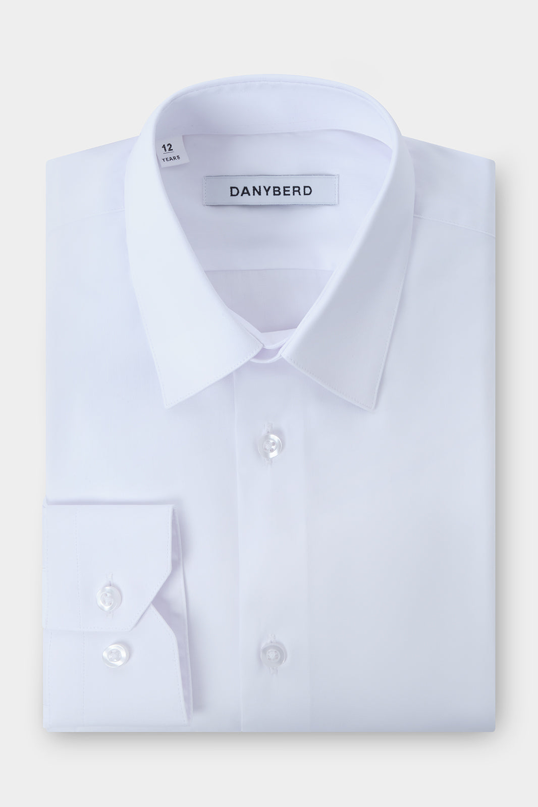 Cette chemise blanche en coton et élasthanne en coupe cintrée pour garçon procurera un look élégant comme papa.
