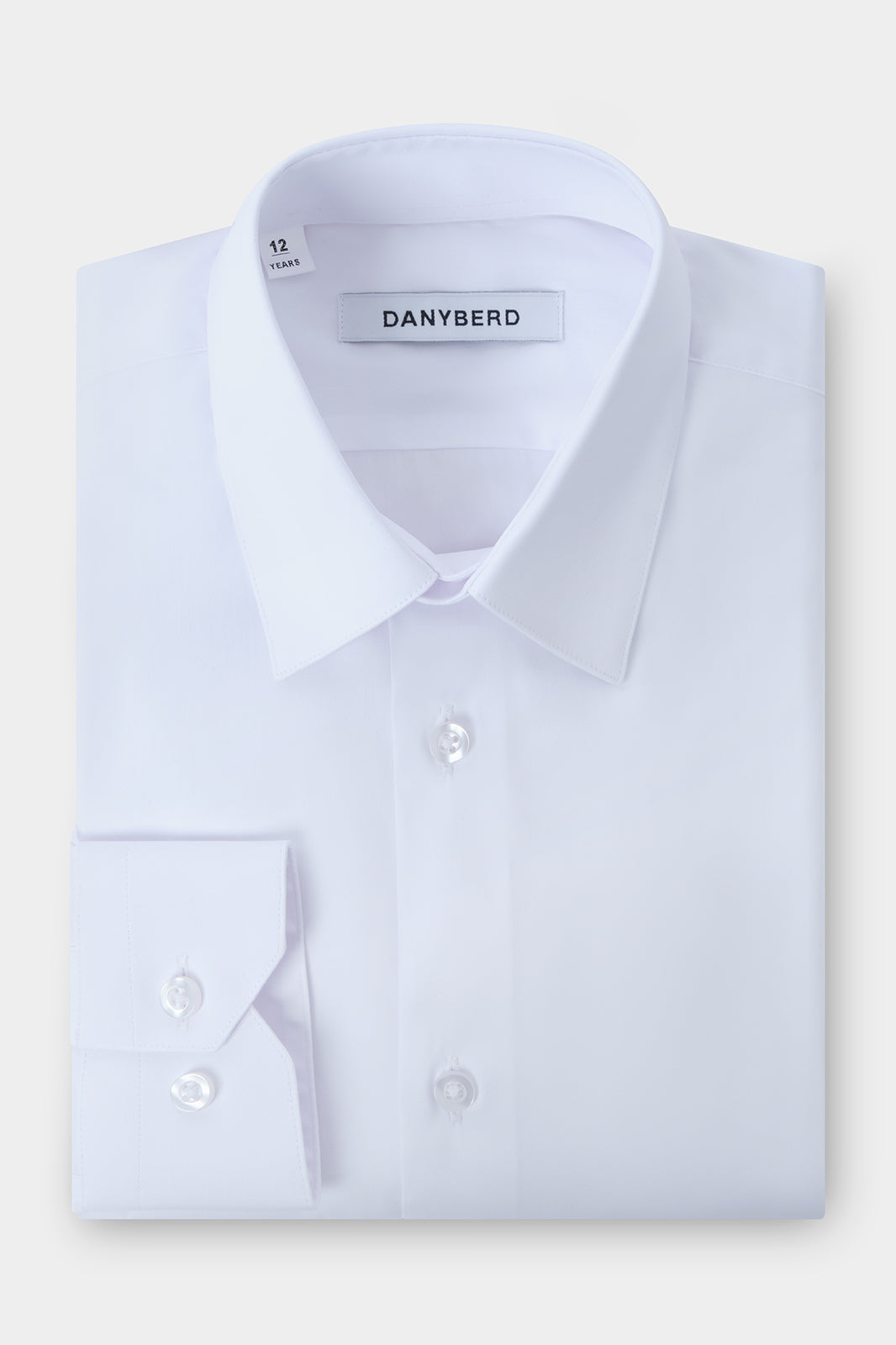 Cette chemise blanche en coton et élasthanne en coupe cintrée pour garçon procurera un look élégant comme papa.