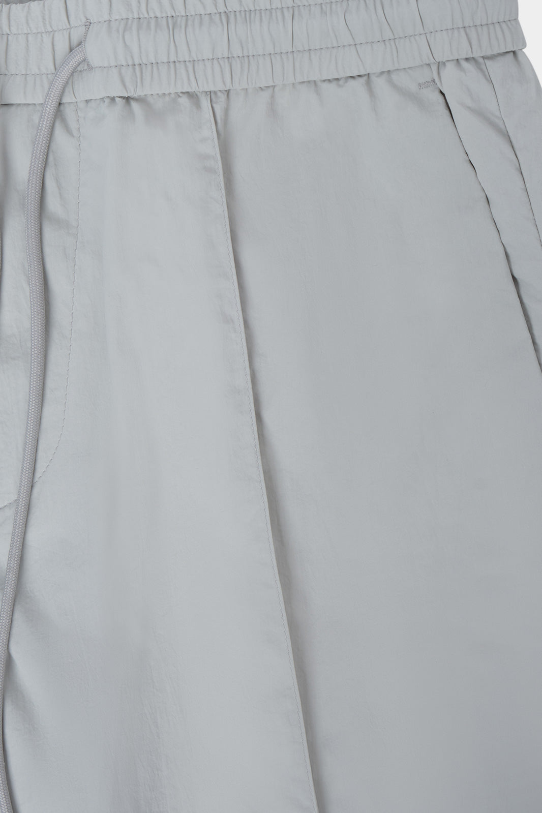 Découvrez le mariage parfait entre confort et élégance avec notre pantalon jogpant en 100% polyamide.