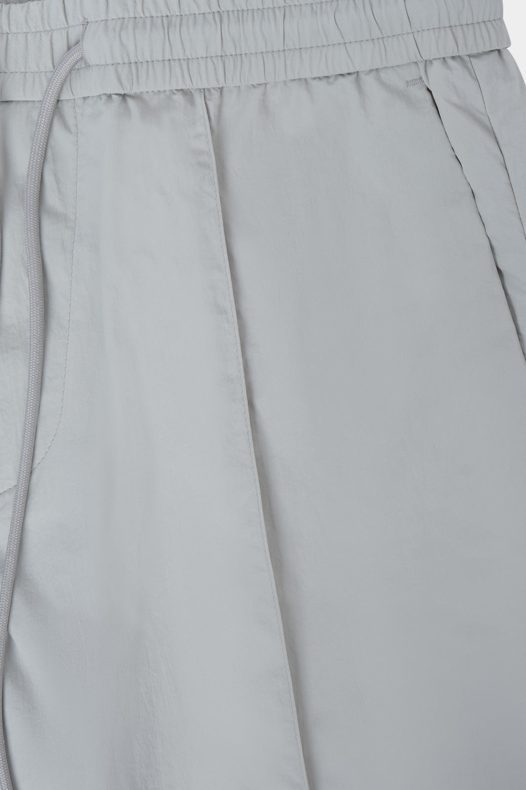 Découvrez le mariage parfait entre confort et élégance avec notre pantalon jogpant en 100% polyamide.