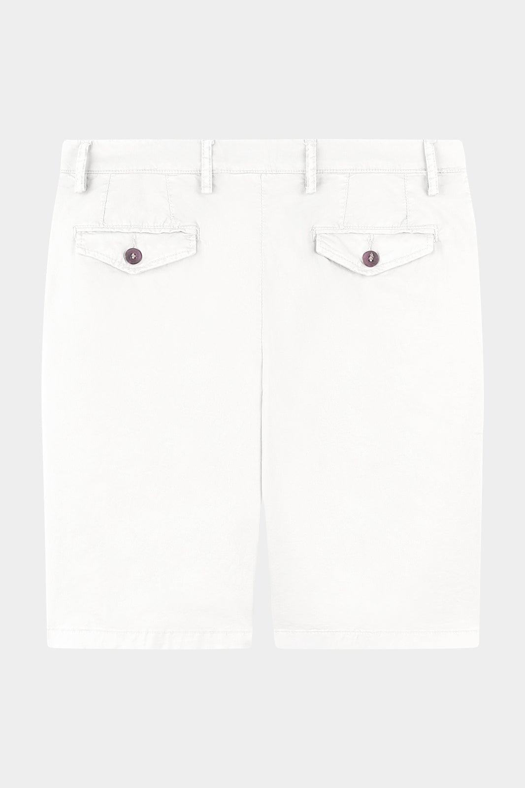 Vue de dos d'un bermuda blanc en coton avec une ceinture boutonnée.