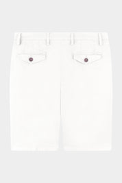 Vue de dos d'un bermuda blanc en coton avec une ceinture boutonnée.