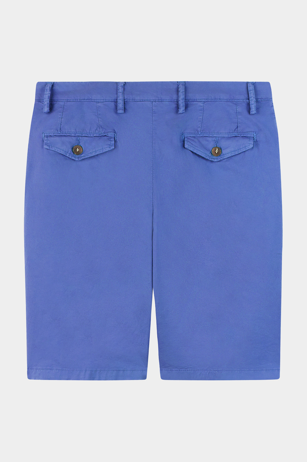 Vue de dos d'un bermuda bleu en coton avec une ceinture boutonnée.