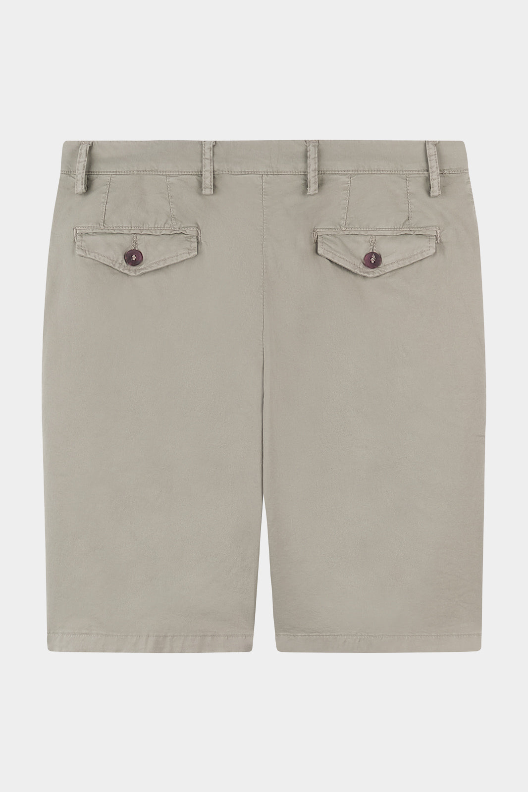 Vue de dos d'un bermuda crème en coton avec une ceinture boutonnée.