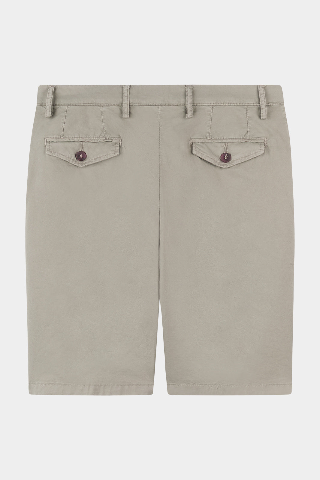 Vue de dos d'un bermuda crème en coton avec une ceinture boutonnée.