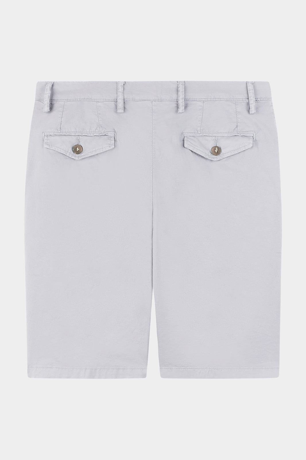 Vue de dos d'un bermuda gris clair en coton avec une ceinture boutonnée.