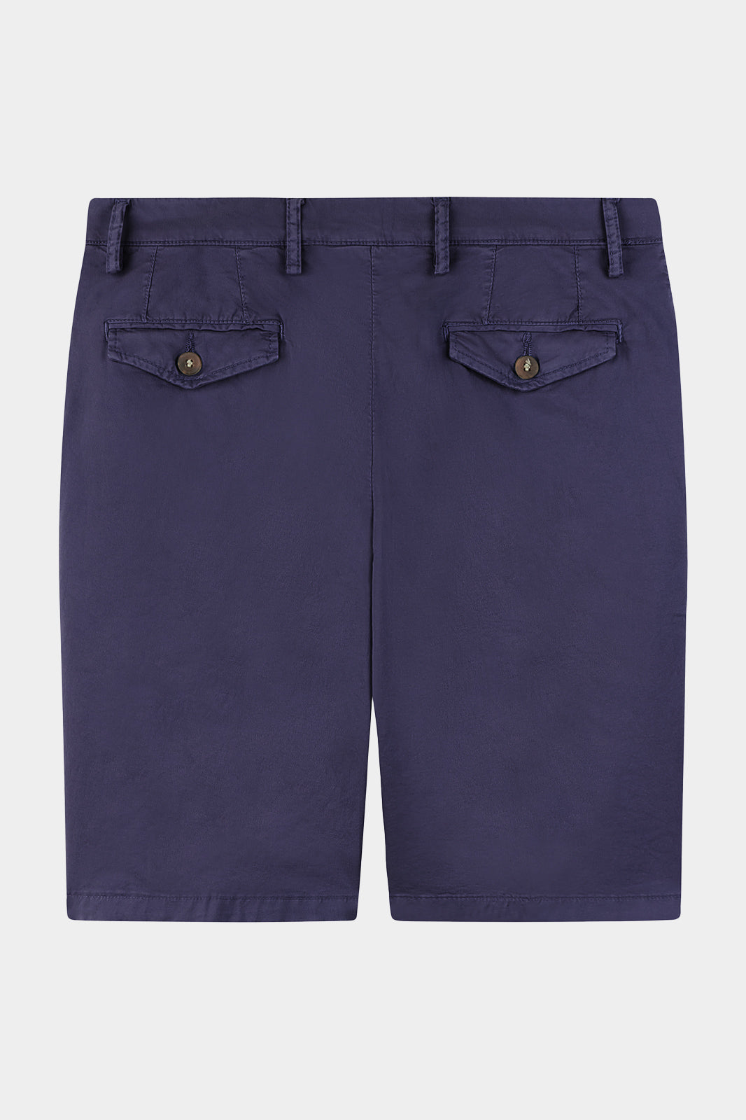 Vue de dos d'un bermuda marine en coton avec une ceinture boutonnée.